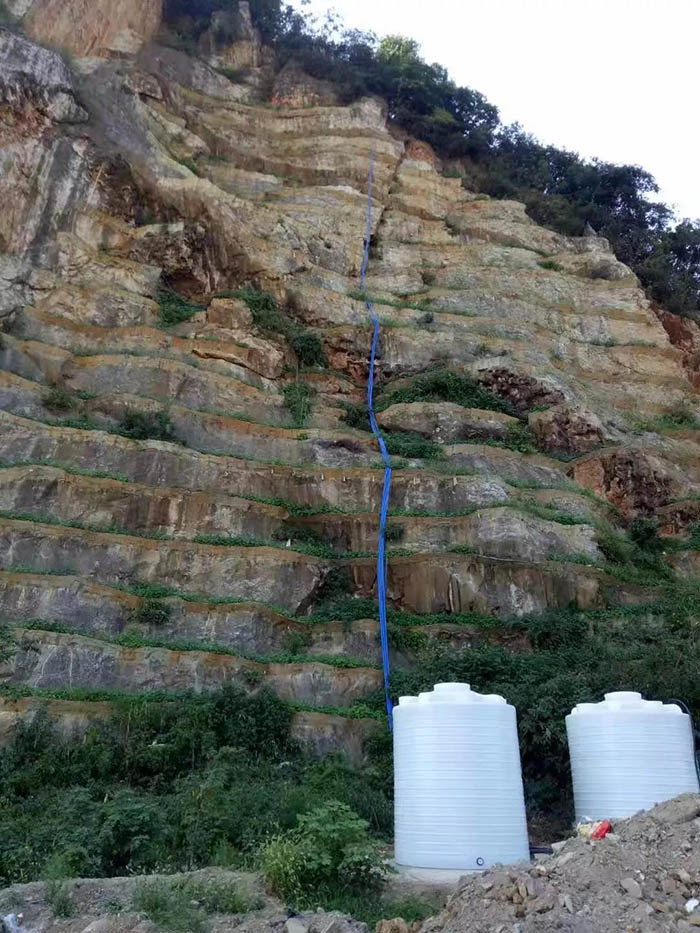 彭泽镜子山v型槽绿化1 彭泽镜子山v型槽绿化1